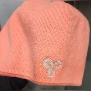 🌷Aritzia TNA Peach Beanie with Embroidered TNA Logo🌷